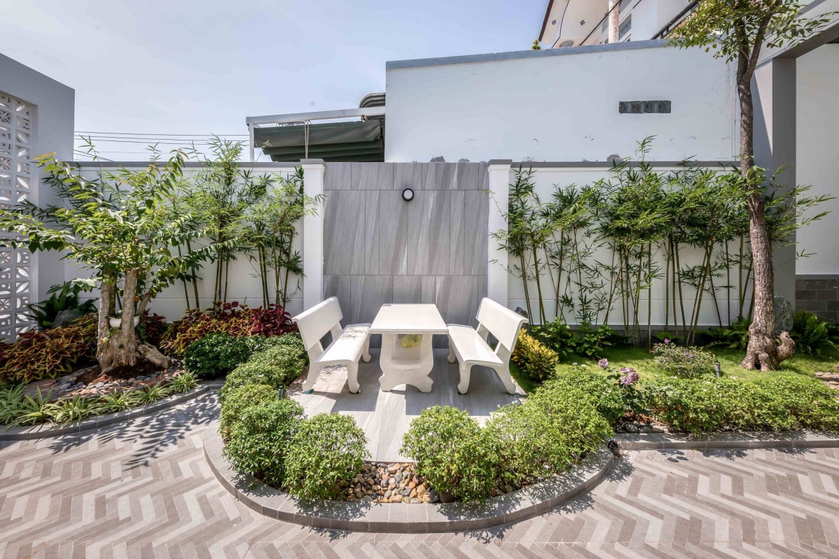 Không gian ngoài trời được tô điểm thêm sân vườn, cây cối trang trí đơn giản tạo khung cảnh bình yên, thoáng mát.
