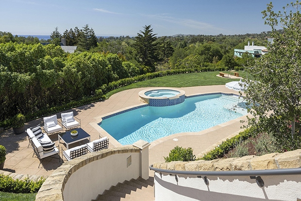 Cầu thang dẫn đến khu vực hồ bơi và bồn tắm nước nóng. Khu vực tiếp khách có cây xanh tươi tốt bao quanh để mang đến sự riêng tư cần thiết cho cặp sao hạng A Hollywood.