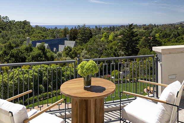 Một trong những điểm nổi bật của dinh thự là có nhiều địa điểm để ngắm nhìn thành phố bên bờ biển tuyệt đẹp.