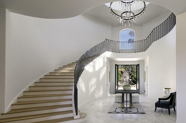 Ngôi nhà có 2 phòng khách, 6 phòng ngủ riêng, 7 phòng tắm, một nhà bếp hiện đại. Khu vực tiền sảnh lát đá trang nhã tràn ngập ánh sáng tự nhiên từ mái vòm phía trên và được trang trí với đèn chùm độc đáo.