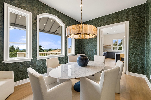 Ngay phía trước nhà bếp là khu vực ăn uống được thiết kế có cửa sổ lớn nhìn bên ngoài. 