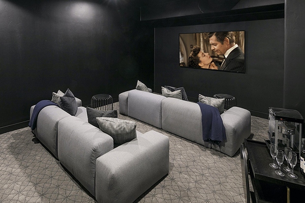 Rạp chiếu phim hiện đại là không gian yêu thích của minh tinh Cameron Diaz.