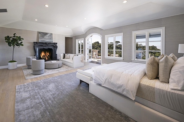 Trong phòng ngủ chính, cửa sổ lớn và cửa ra vào hình vòm cung cấp ánh sáng tự nhiên cho căn phòng. Lò sưởi ấm áp vào những đêm lạnh ở California.