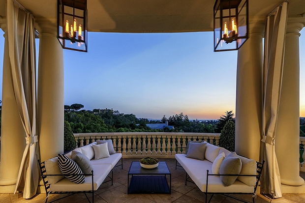 Sân hiên sang trọng có tầm nhìn ra quang cảnh hoàng hôn thơ mộng./.