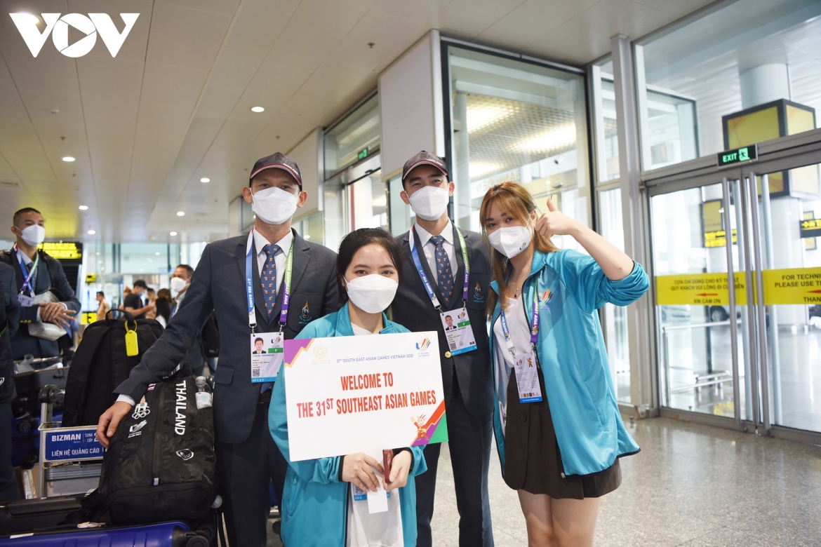 Các nữ tình nguyện viên chụp ảnh chung với vận động viên tham dự SEA Games 31. Những tình nguyện viên tại đây được lựa chọn từ các trường đại học trên địa bàn TP Hà Nội, với yêu cầu phải nói được tiếng Anh lưu loát và sức khỏe tốt. Họ sẽ là đội ngũ hậu cần hoạt động liên tục trong suốt thời gian diễn ra SEA Games 31.