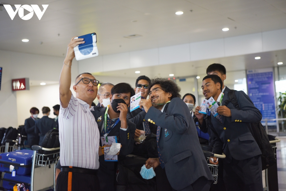 Vận động viên, thành viên đoàn thể thao hào hứng chụp ảnh check-in khi vừa đặt chân đến Hà Nội, một không khí rất hứng khởi để hướng tới SEA Games 31. 