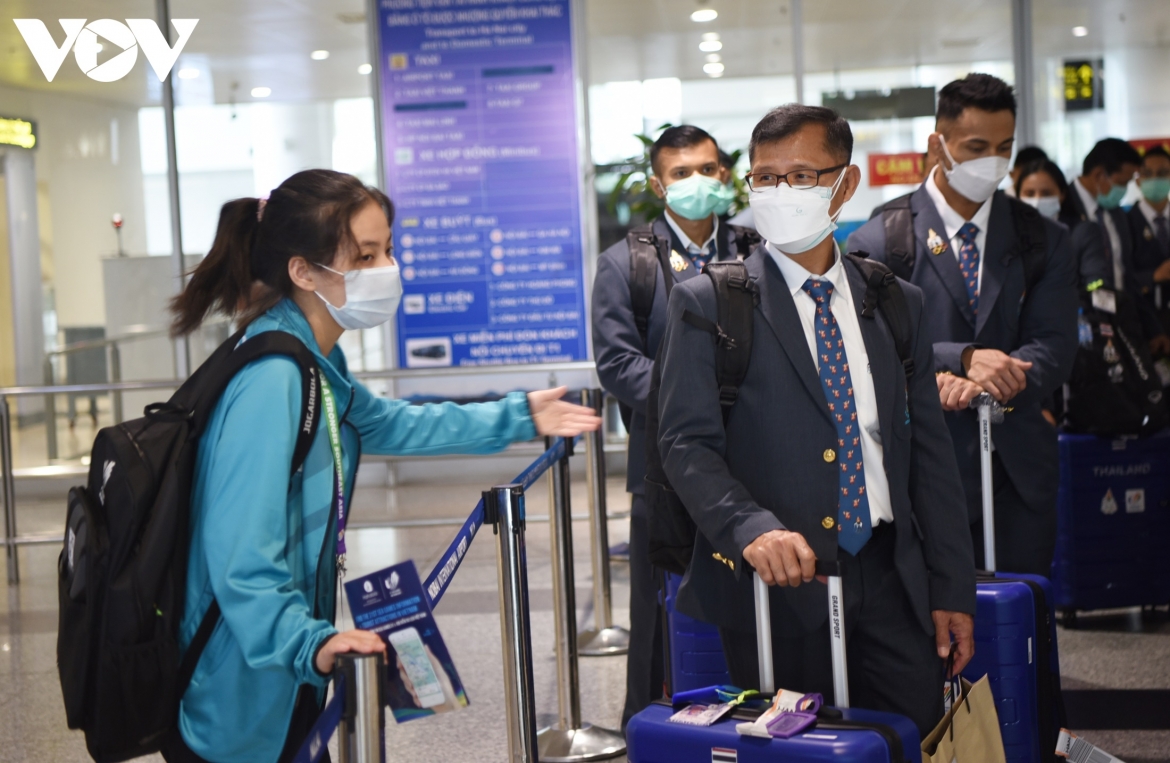 Một nữ tình nguyện viên của nước chủ nhà Việt Nam đang hướng dẫn thành viên các đoàn thể thao di chuyển tại sân bay Nội Bài.