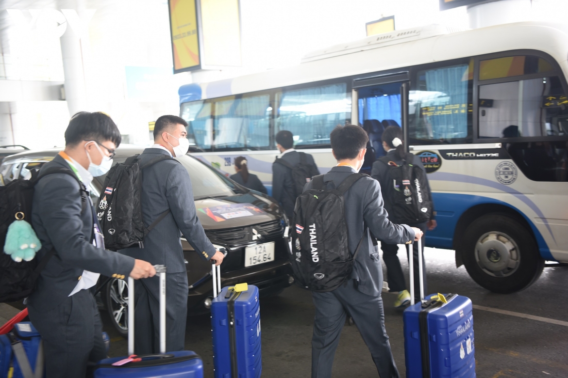 Ở ngoài sảnh đã có xe bus đợi sẵn để đưa các VĐV di chuyển tới khách sạn.