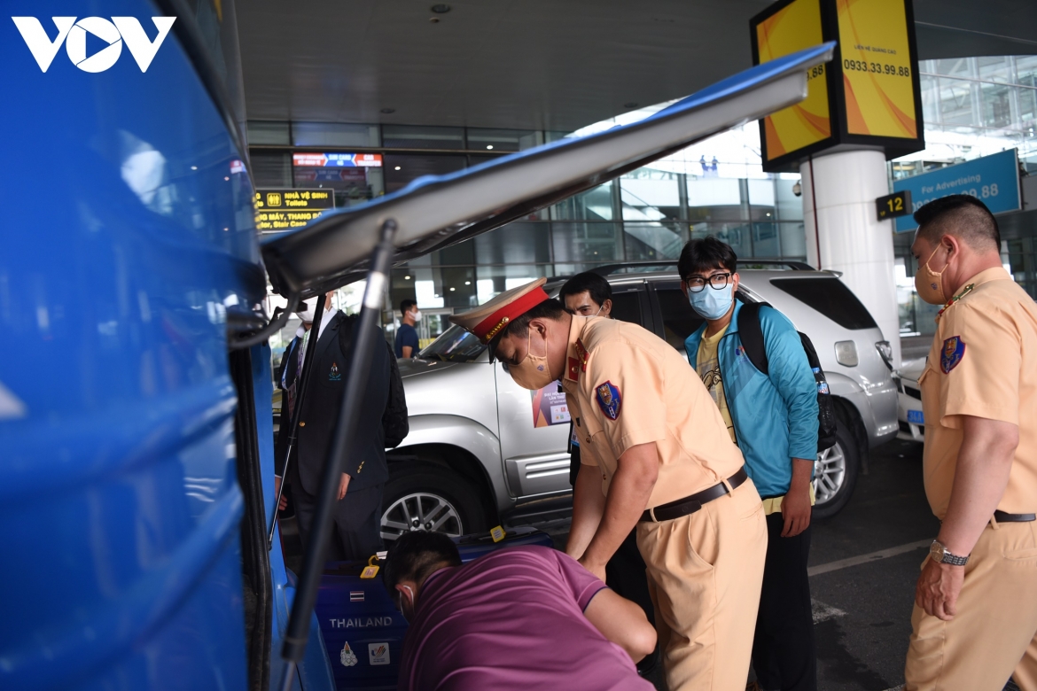 Lực lượng cảnh sát giao thông - Công an TP Hà Nội hỗ trợ các VĐV sắp xếp hành lý để di chuyển lên xe bus. 