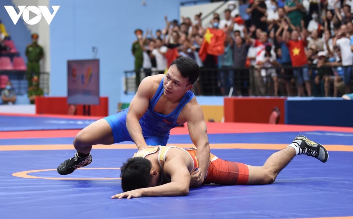 Anh chỉ mất khoảng 10 giây để cho đối thủ người Philippines "đo sàn", với tỉ số thắng chung cuộc 10-0. 