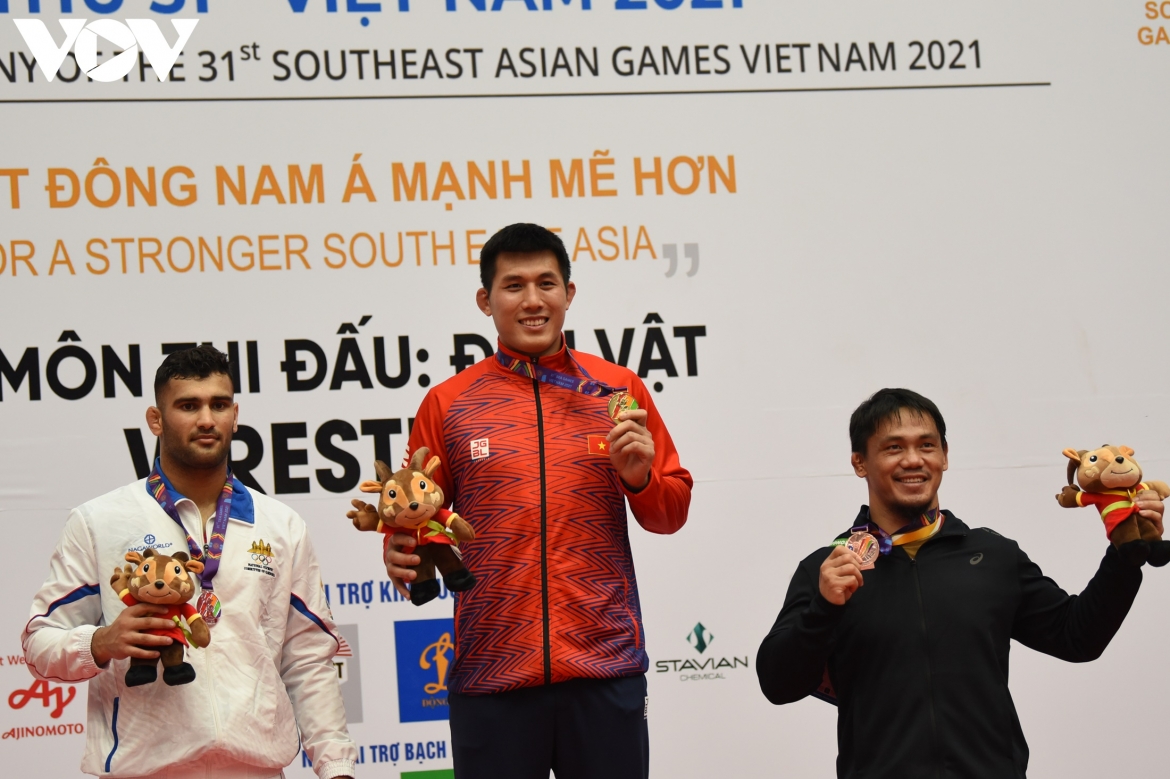Trước đó, vào sáng nay, đô vật Hoàng Văn Nam chơi xuất sắc để bước lên bục cao nhất ở hạng cân 97kg sau trận chung kết thuận lợi với nam vận động viên từ Campuchia.