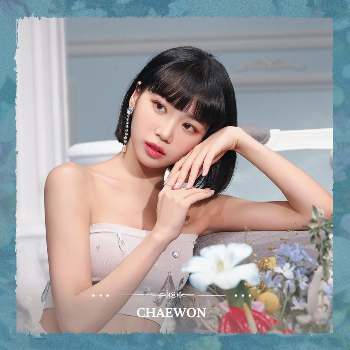 Kim Chae-won, hay Chaewon, từng đạt nhiều thành công với nhóm nhạc nữ Iz*One, với vai trò hát chính và nhảy chính. Khi nhóm nhạc này tan rã, Chaewon tiếp tục theo đuổi sự nghiệp âm nhạc. Sau khi gia nhập Hybe, cô đảm nhận vị trí trưởng nhóm và hát chính tại nhóm nhạc tân binh Lesserafim. Nguồn: @le_sserafim/Instagram