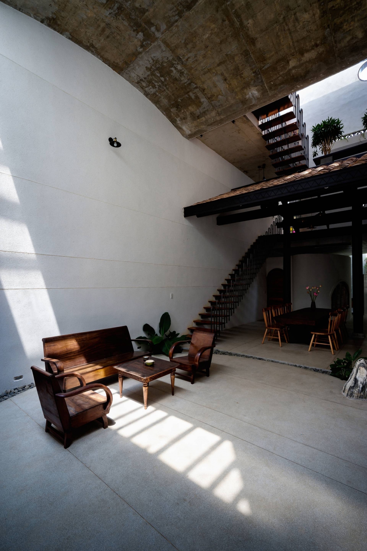 Nội thất cũng được bày trí một cách đơn giản nhưng tạo được điểm nhấn bởi nó mang màu sắc truyền thống, hoài niệm về những gì xưa cũ.