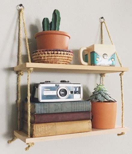 Giá sách nhỏ gọn treo tường giúp tiết kiệm không gian. 