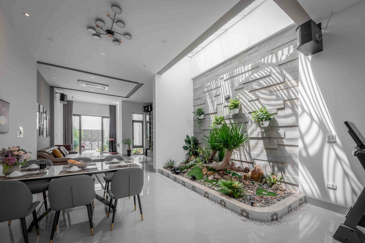 Không gian mở khiến căn nhà trở nên thoáng đãng và luôn có ánh sáng chiếu vào.