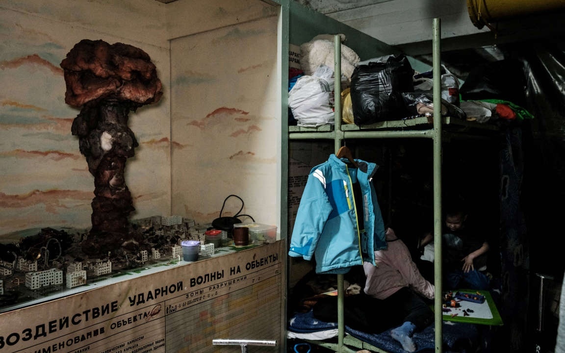 Một hầm trú ẩn tại một nhà máy ở miền Đông Ukraine. Ảnh: AFP.