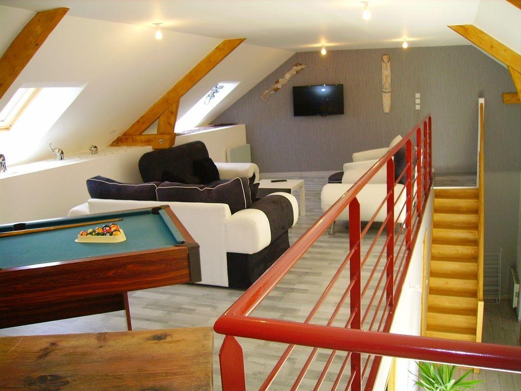 Tận dụng làm nơi chơi bida hoặc xem phim lúc rảnh rỗi, tạo sự thư giãn và thoải mái cho chủ nhân căn nhà.