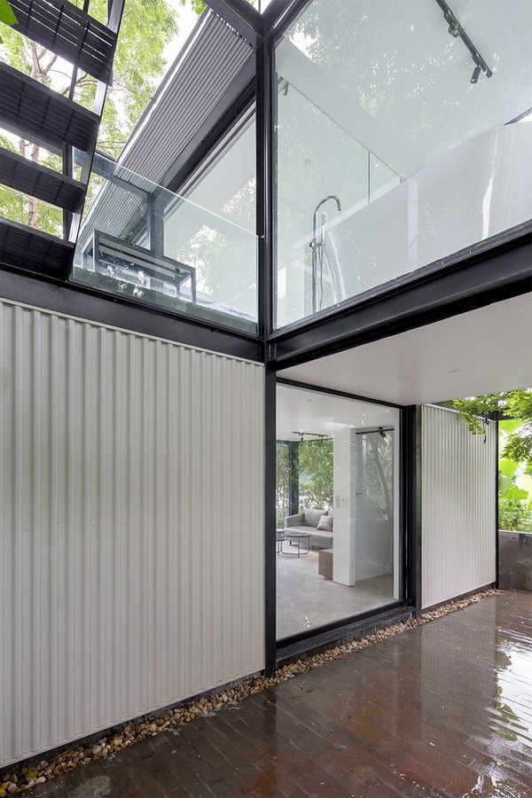 Kết cấu thép được lựa chọn để giảm chi phí xây dựng và giảm cả thời gian thi công. Các vật liệu khác là tôn, kính và bê tông mài. Những loại vật liệu này cùng với hình thức đơn giản mang lại cho công trình một dấu ấn hiện đại rõ nét.