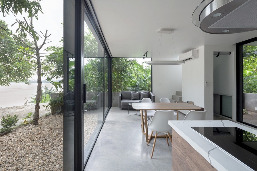 Những vách kính lớn được sử dụng để đón ánh sáng tự nhiên và đem lại cảm giác giao hòa với thiên nhiên, mở rộng tầm nhìn.