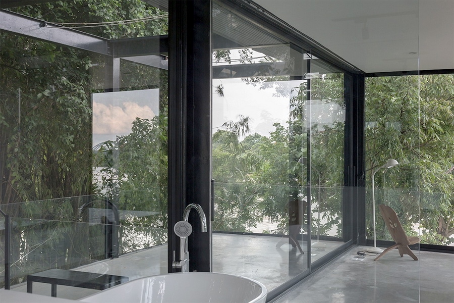 Từ trong nhà, nhìn ra phía nào cũng tràn ngập màu xanh