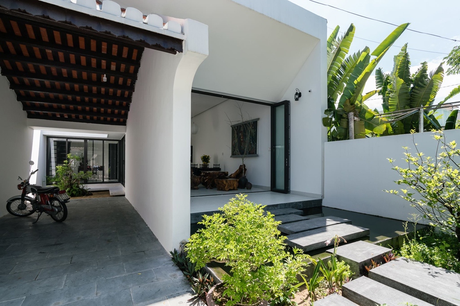 Tuy nhiên, ngôi nhà không sao chép kiến trúc cũ mà chắt lọc những nét đặc trưng của nhà phố cổ, kết hợp với những không gian, đường nét, vật liệu hiện đại để phù hợp với cuộc sống mới và không gian đô thị mới. Công trình được đẩy lùi tạo một khoảng sân trước, vào trong chia làm hai không gian: Một lối vào phòng khách, một bên để xe.