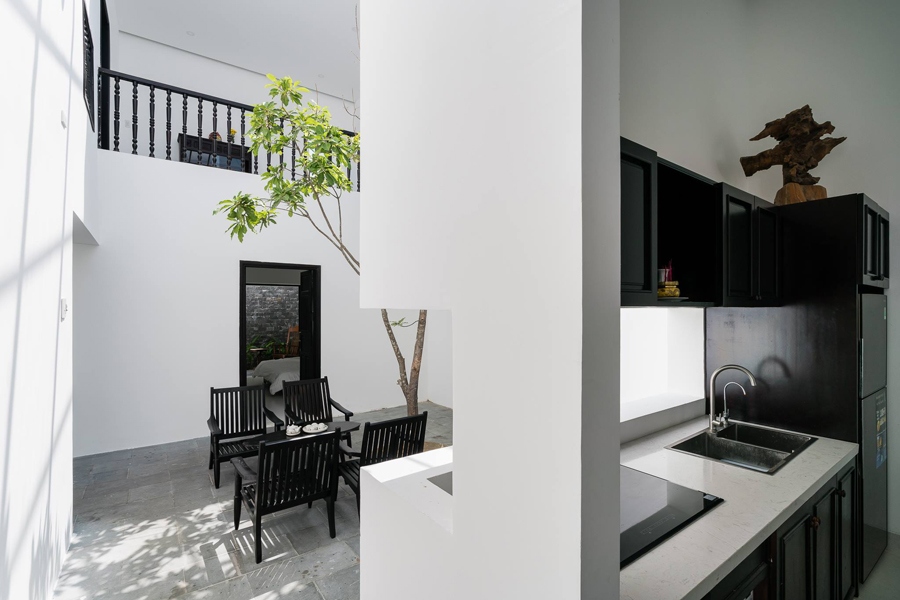 Phía sau bếp nhìn ra một khoảng sân trong