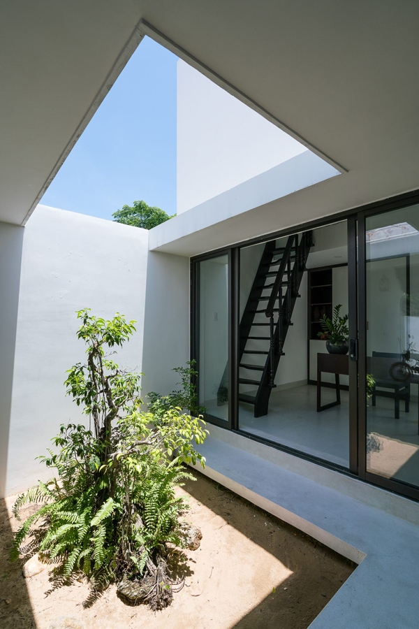 Cũng như nhà phố cổ có đặc điểm sâu, công trình này khai thác nhiều không gian sân trong, giếng trời để lấy sáng và thông gió.
