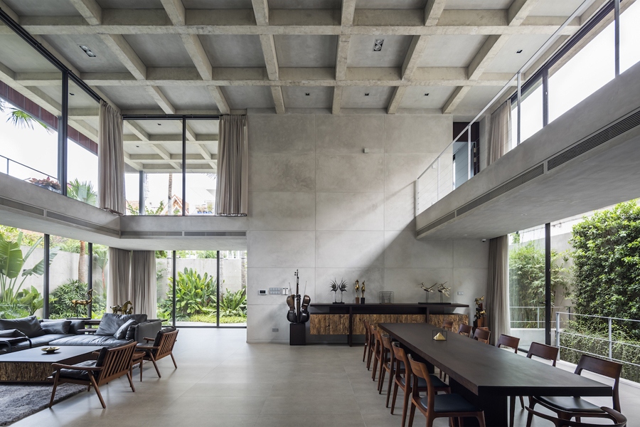 Đó là ngôi nhà sử dụng hệ kết cấu treo, khác biệt so với thông thường. Với một hệ kết cấu thông thường, tải trọng của công trình sẽ dồn lên hệ dầm, cột và truyền xuống móng. Nhưng ở công trình này, tải trọng được treo ngược lên hệ dầm mái và từ đó truyền xuống một số rất ít cột được giấu trong vách tường và vách thang máy. Chính vì vậy, trong những không gian rộng thênh thang của ngôi nhà không hề có cột.