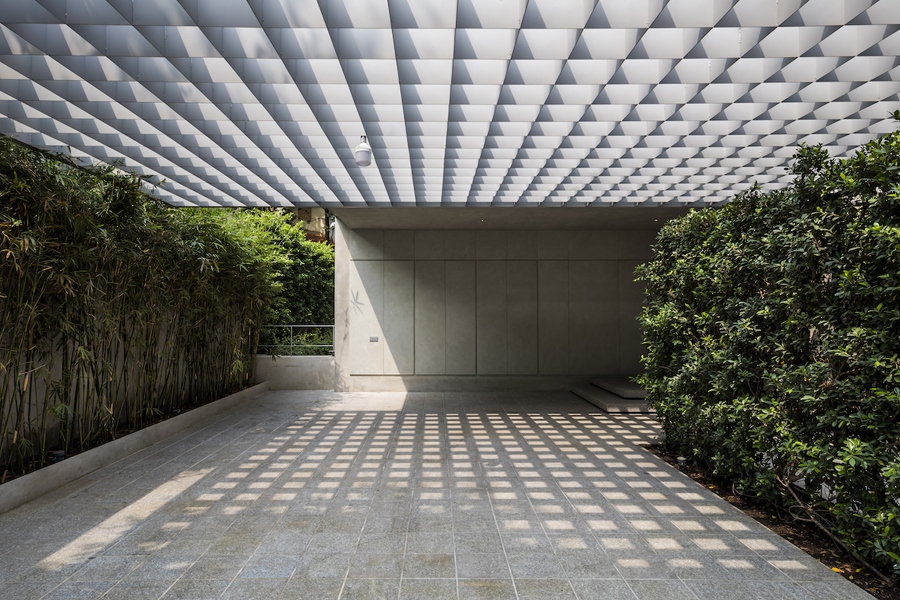 Ngoài sân có một hệ mái nhẹ bằng kim loại cũng được sử dụng kết cấu treo và không hề có cột.