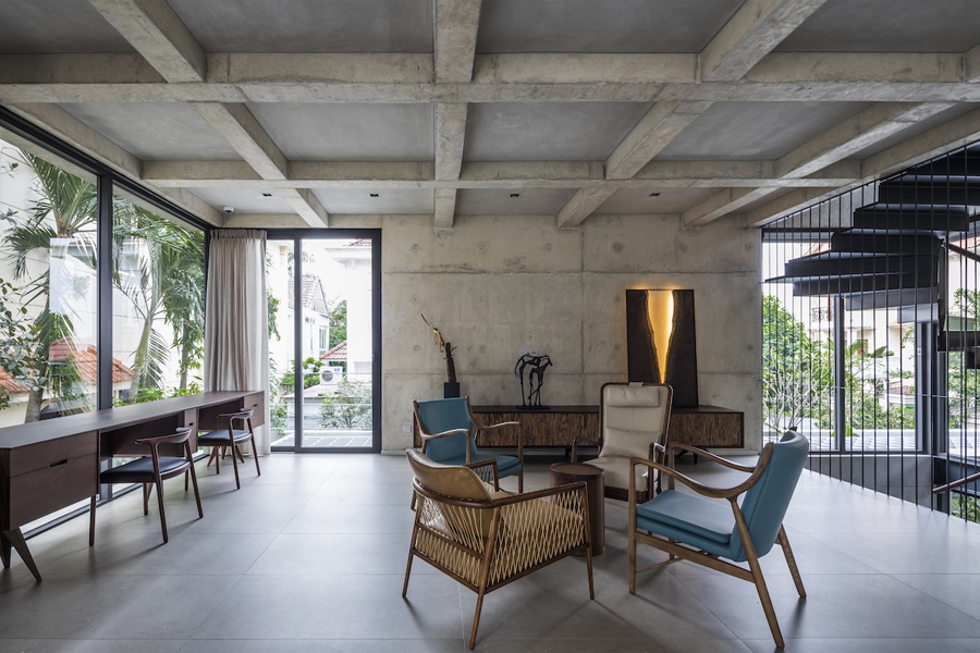 Ở tầng 2, ngoài khoảng thông tầng thì nơi đây được bố trí một phòng ngủ nhỏ và không gian học tập, làm việc. Các ô cửa kính lớn cho phép tận dụng tối đa ánh sáng tự nhiên.