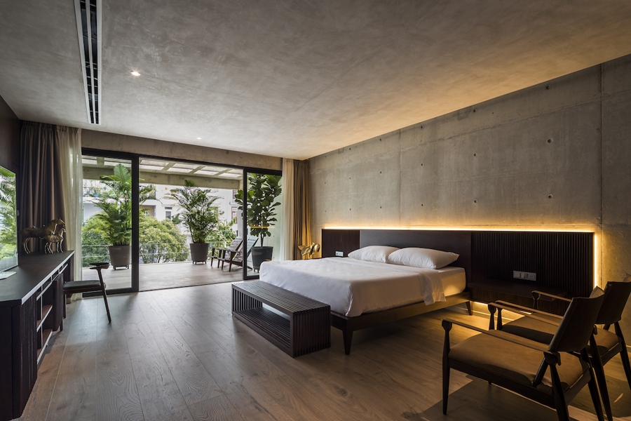 Tầng 3 có 3 phòng ngủ, trong đó phòng ngủ master mở ra khoảng hiên lớn trước nhà. Chất liệu và màu sắc trong nội thất cũng là tiếng nói của bê tông.