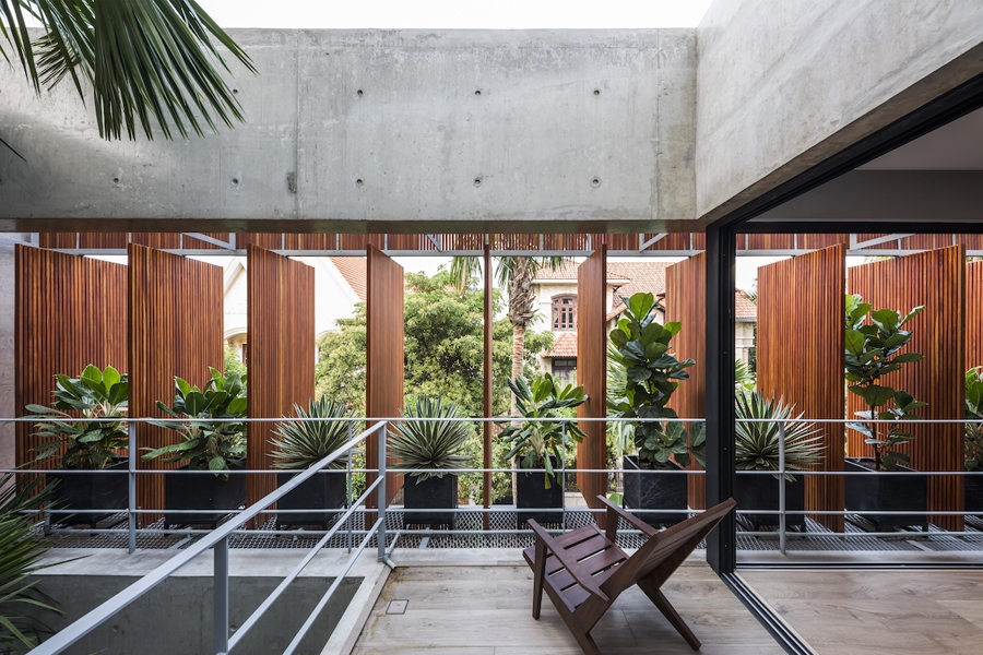 Các không gian được thiết kế kết nối linh hoạt, với nhiều khoảng mở cùng giếng trời, cây xanh; tạo nên nhiều điểm nhìn thú vị.