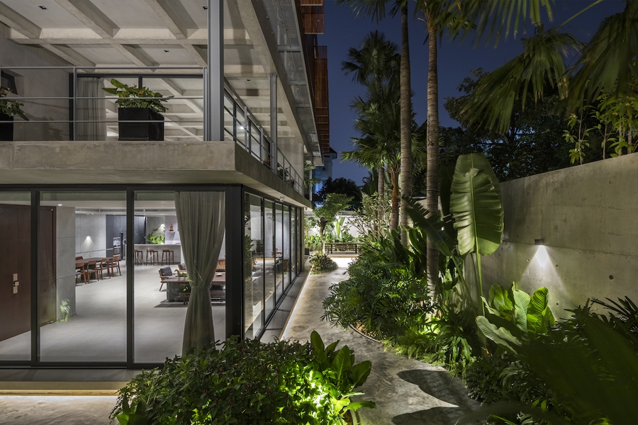 Sân vườn được thiết kế bao quanh ngôi nhà, dù có diện tích không lớn nhưng việc bố trí các mảng xanh và lựa chọn loại cây hợp lý nên góp phần tạo cảnh quan và giá trị thẩm mỹ đáng kể cho công trình