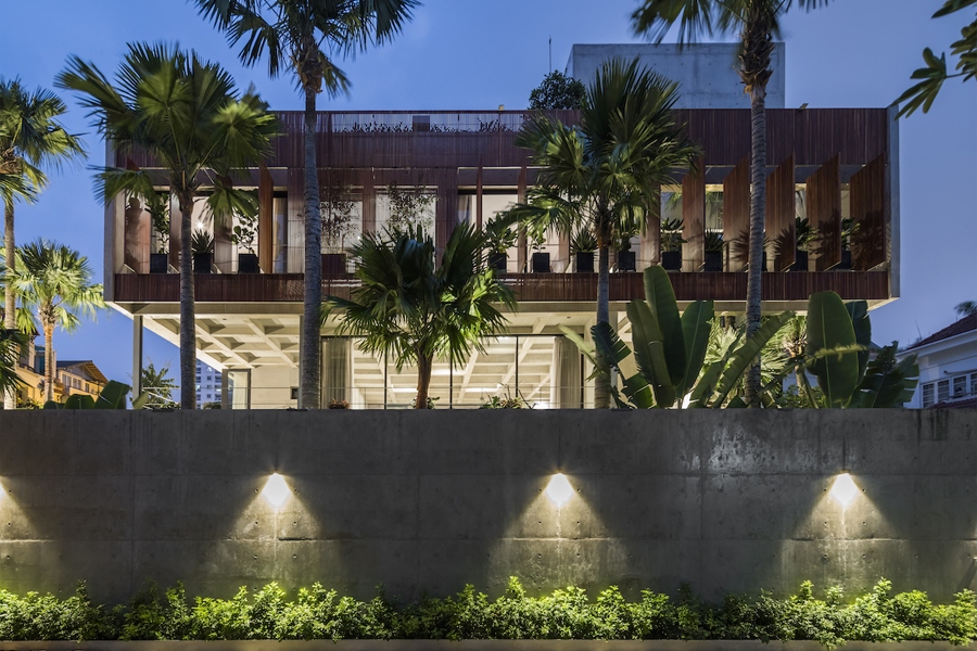 Hình ảnh ngôi nhà lung linh trong đêm./.