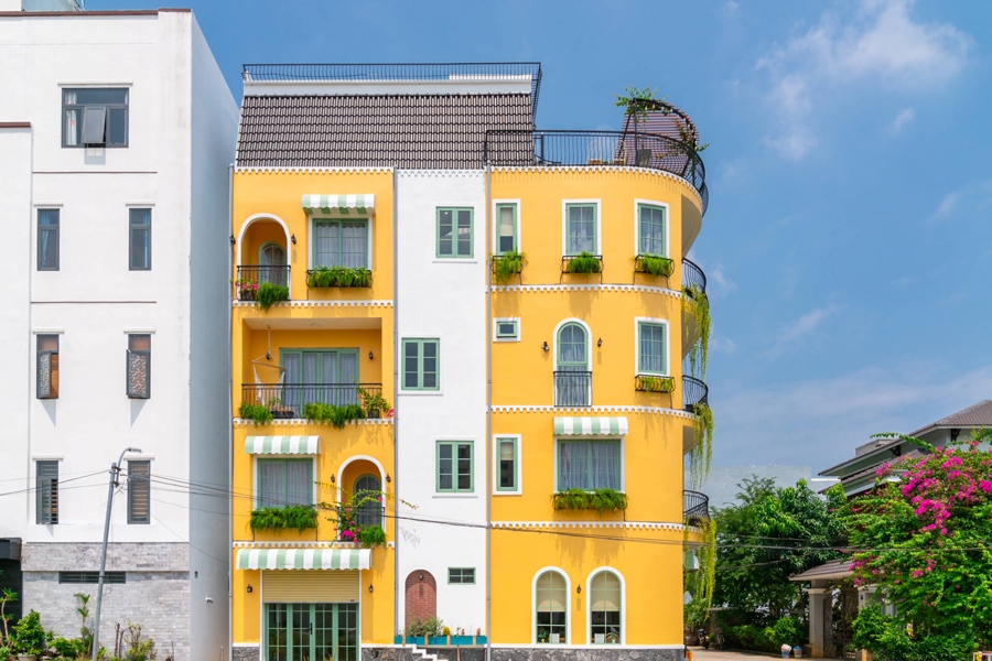 Ngôi nhà nằm ở quận Sơn Trà, thành phố Đà Nẵng.  Chủ nhân vốn là người yêu thích thiên nhiên, đặc biệt là ánh nắng nên đã chọn một gam màu rất “nắng” cho ngôi nhà của mình.