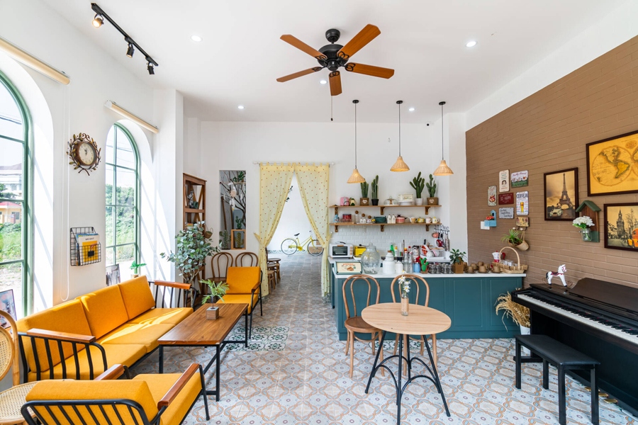 Tầng 1 là một không gian chung, với phòng khách và bếp liền nhau. Màu sắc là một yếu tố quan trọng trong trang trí nội thất. Ở đó, bộ sofa cũng có “màu nắng”.