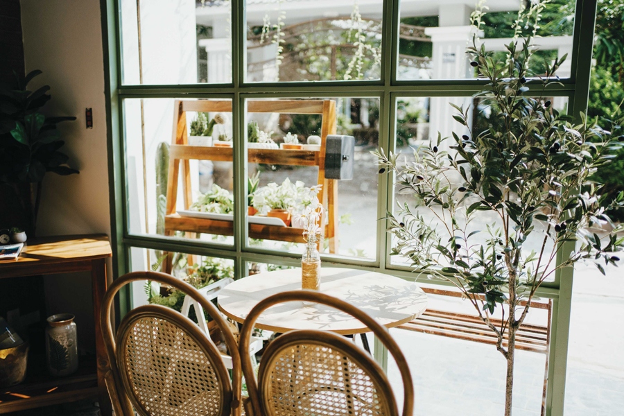 Góc nhỏ thư giãn ngắm phố với những chiếc ghế mây.