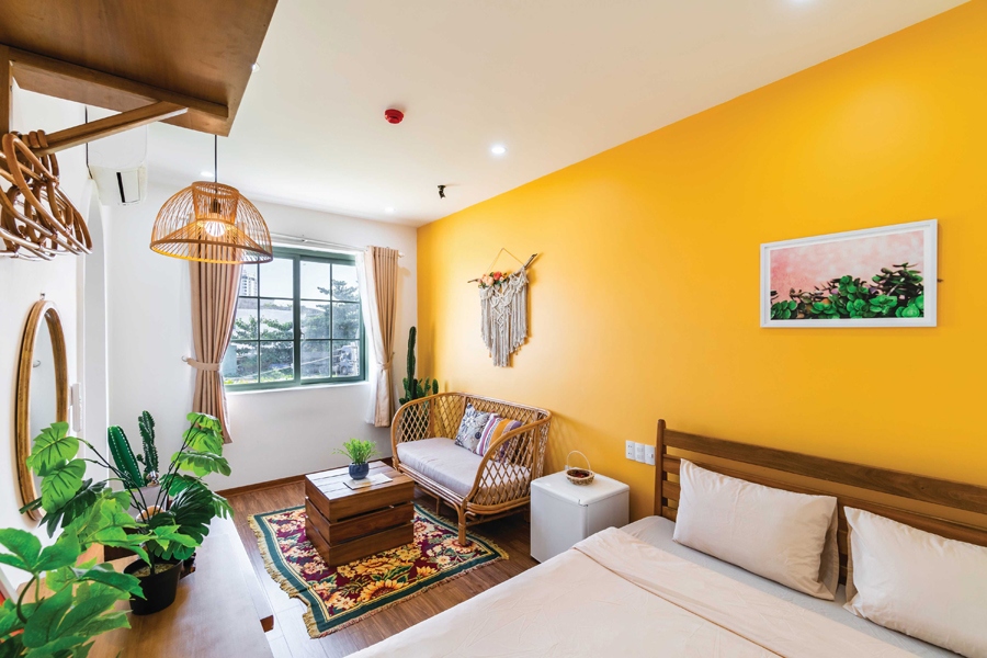 Ngôi nhà có 5 tầng với 5 phòng ngủ homestay, từ tầng 2 tới tầng 4. Phòng ngủ còn lại ở tầng 4 là nơi ở của chủ nhân. Tầng 5 là khu vực  phụ trợ, kỹ thuật và sân thượng. Các phòng được thiết kế nội thất rất đa dạng, không giống nhau, được sử dụng các gam màu ấm nóng gợi cảm giác nhiệt đới.
