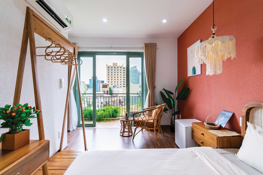 Phòng ngủ nào cũng có ban công và cây xanh. Đồ nội thất kết hợp chất gỗ mộc và mây tre.