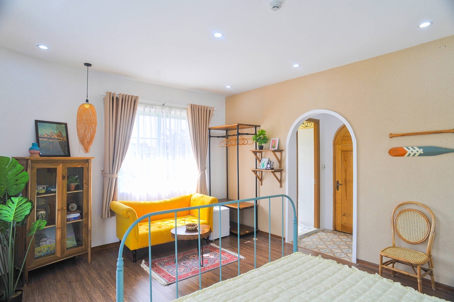 Các phòng được bố trí nội thất đơn giản nhưng linh hoạt phù hợp với nhu cầu và sở thích đa dạng của khách. Màu sắc luôn được chú ý để tạo những điểm nhấn ấn tượng.