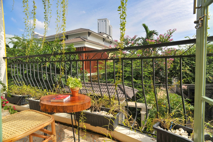 Khoảng ban công ở các phòng là nơi thư giãn lý tưởng cùng cây xanh.