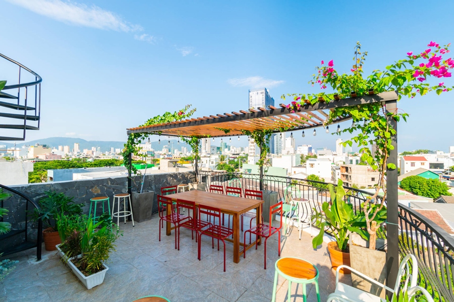 Sân thượng là một không gian mở, có thể dùng làm nơi cà phê hay giải trí, ăn uống, ngắm thành phố từ trên cao.
