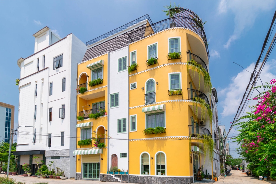 Ngôi nhà mang màu nắng nổi bật trong khung cảnh đô thị.