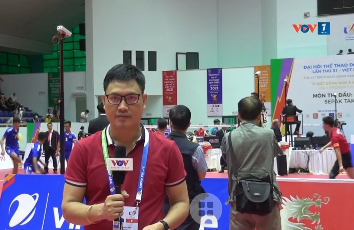 Phóng viên Phạm An (VOV1) thực hiện nối cầu phát thanh trực tiếp từ Nhà thi đấu Hoàng Mai - nơi diễn ra môn Cầu mây.