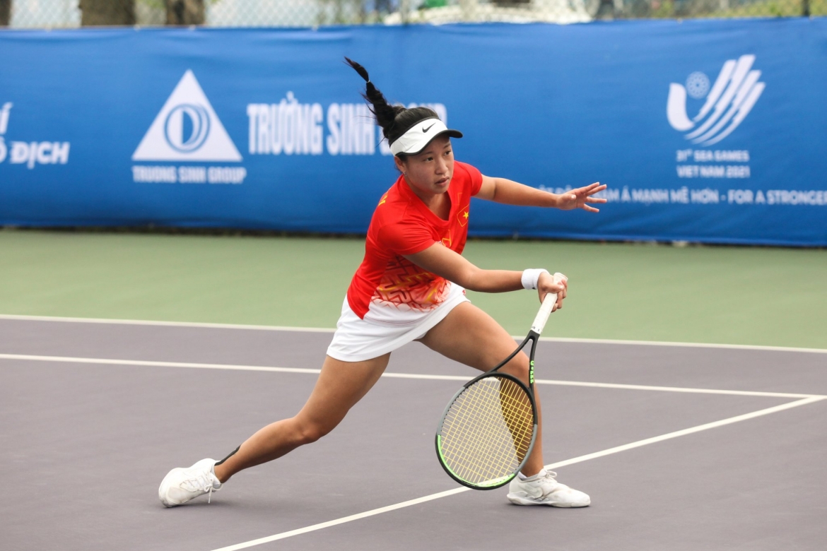 Tại môn quần vợt, Savannah Lý Nguyễn của Việt Nam giành chiến thắng 2-1 trước Beatrice của Indonesia sau hơn 3 giờ thi đấu. (Ảnh: VTF). 