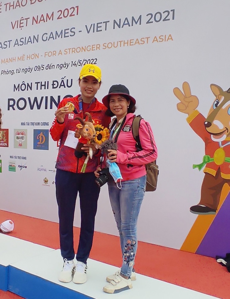 Phóng viên Thanh Nga chụp ảnh kỷ niệm cùng VĐV Dư Thị Bông sau khi Bông cùng đồng đội đoạt HCV môn đua thuyền Rowing.