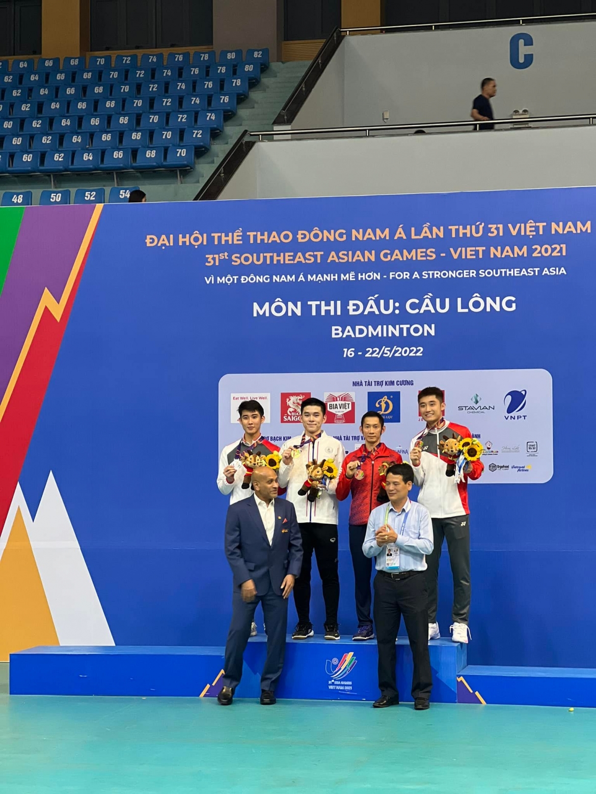 Ít ai ngờ Nguyễn Tiến Minh ở tuổi 39 lại có được những trận đấu ấn tượng như vậy ở nội dung đơn nam môn cầu lông SEA Games 31. VĐV kỳ cựu của cầu lông Việt Nam đã có trận bán kết tuyệt hay với ĐKVĐ thế giới Loh Kean Yew và chỉ chịu thua ở những thời điểm quyết định. HCĐ SEA Games 31 đã là thành công ngoài mong đợi với Nguyễn Tiến Minh./. 