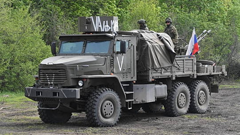 Xe quân sự Nga tiến theo hướng Kharkov, Ukraine. Ảnh: Sputnik.