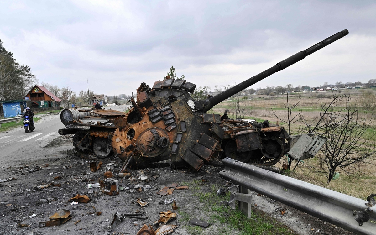 Xe tăng bị phá hủy trên chiến trường Ukraine. Ảnh: Savilov.