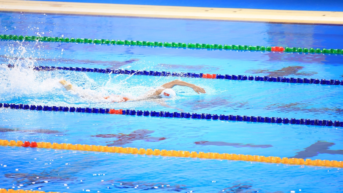 Hưng Nguyên băng băng về đích ở nội dung 4x200m tự do nam. (Ảnh: Trần Tiến)